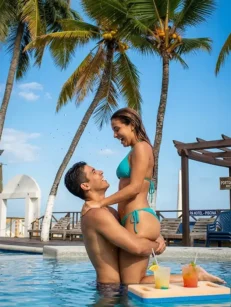 Hotel Portoalegre Coveñas - Pareja en la Piscina